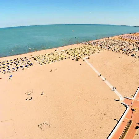 Bright Flat In Rosolina شقة